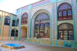 شاهکار کاشی‌نگاری در حصار رطوبت؛ تکیه معاون‌الملک در انتظار بودجه ملی