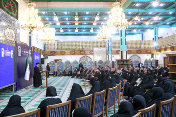 خون شهدا از جامعه ما جهل زدایی می‌کند