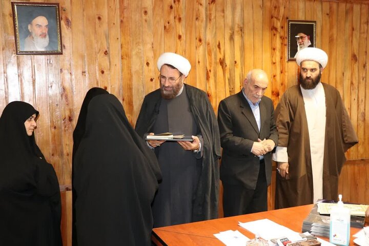 مادران شهدا با صبر زینبی جبهه حق را تقویت میکنند