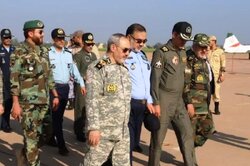 جانشین ستادکل نیروهای مسلح از نمایشگاه هوایی در دزفول بازدید کرد
