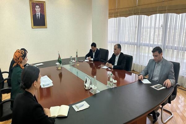 Iran, Turkmenistan diplomats urge expanding economic coop.