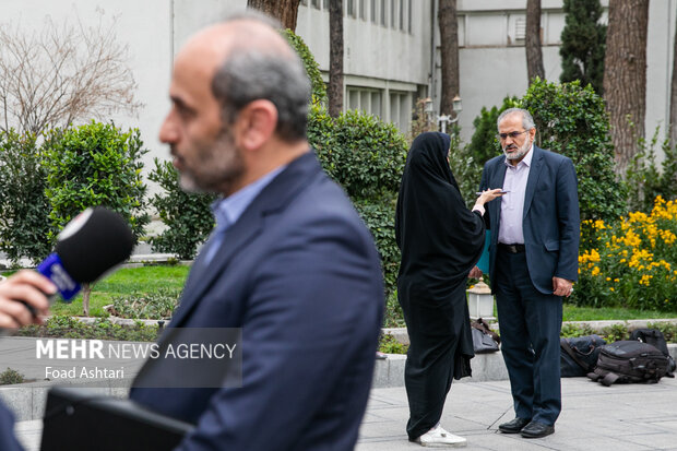 محمد حسینی معاون پارلمانی رئیس جمهور در حاشیه جلسه هیئت دولت حضور دارد