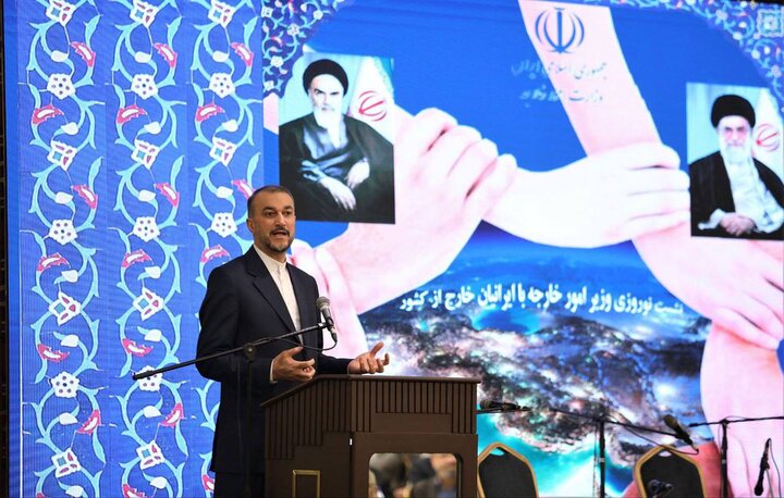 یکی از ویژگیهای ایرانیان مقیم خارج پایبندی به هویت ملی است یکی از ویژگیهای ایرانیان مقیم خارج پایبندی به هویت ملی است
