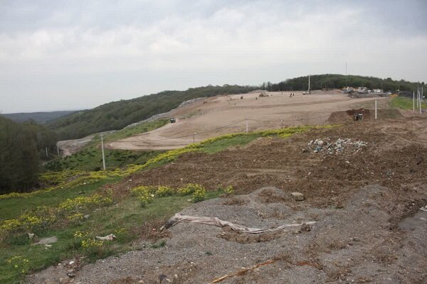 رخ نمایی نخالهها و غفلت متولیان گلستان/ایمنی شهروندان در خطر است