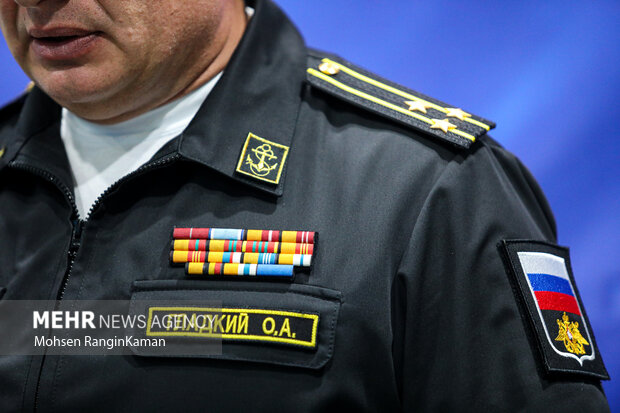 الگ گلادگی فرماانده ناوگروه روسی شرکت کننده در رزمایش در نشست خبری چهارمین رزمایش مرکب کمربند امنیت دریایی 2023، حضور دارد