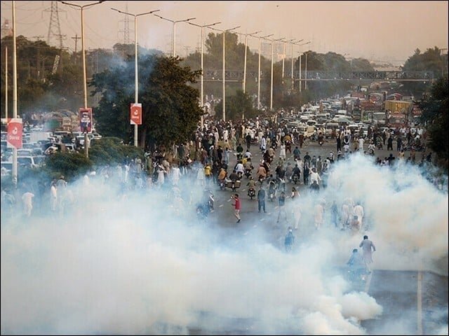 عمران خان کی ممکنہ گرفتاری، زمان پارک کے باہر پولیس اور پی ٹی آئی کارکنوں میں جھڑپیں جاری