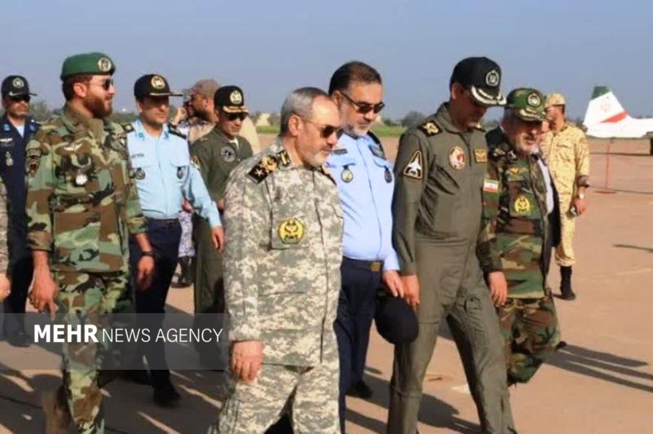 جانشین ستادکل نیروهای مسلح از نمایشگاه هوایی در دزفول بازدید کرد
