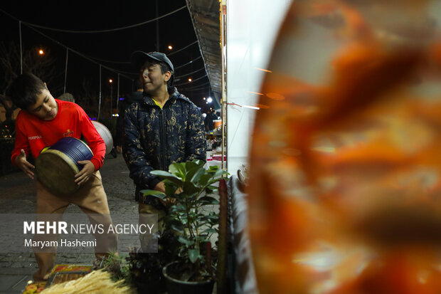 در آستانه عید نوروز بازار فروش ماهی‌های قرمز زینتی رونق می‌گیرد، فروشندگان ماهی قرمز در خیابان‌ها و بازارهای شهر با عرضه ماهی قرمز میزبان خریداران و شهروندان هستند