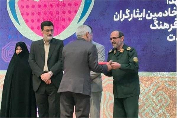 تقدیر از مشاور وزیر ارتباطات و فناوری اطلاعات در امور ایثارگران تقدیر از مشاور وزیر ارتباطات و فناوری اطلاعات در امور ایثارگران
