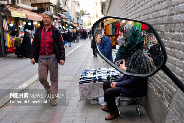 شهر تهران در روزهای پایانی سال حال و هوای نوروزی به خود گرفته است و مردم در بازار ها و خیابان ها مشغول خرید عید نوروز هستند