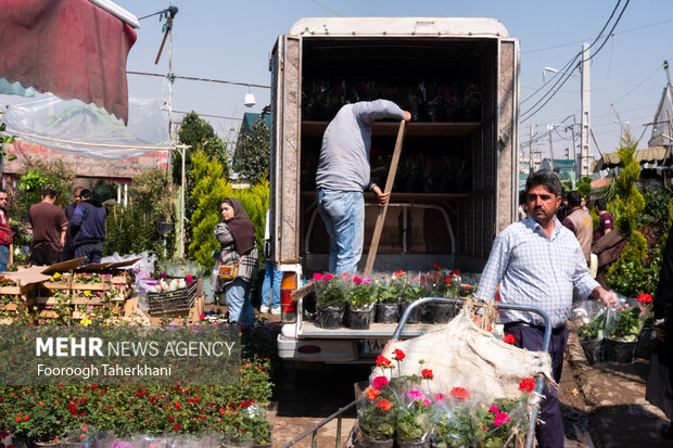 شهر تهران در روزهای پایانی سال حال و هوای نوروزی به خود گرفته است و مردم در بازار ها و خیابان ها مشغول خرید عید نوروز هستند