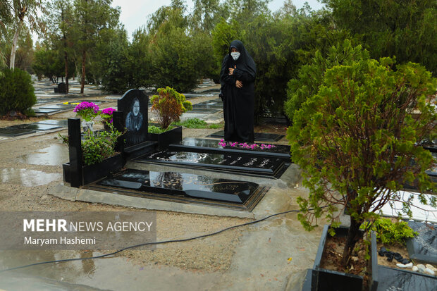 یکی از آیـینهای کهن پـیش از نوروز یاد کردن از درگذشتگان است و ایرانیان به این مناسبت در آخرین پنجشنبه سال به زیارت اهل قبور می روند
