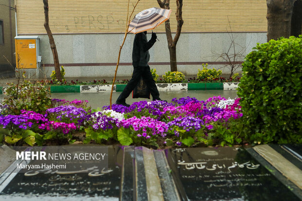 یکی از آیـینهای کهن پـیش از نوروز یاد کردن از درگذشتگان است و ایرانیان به این مناسبت در آخرین پنجشنبه سال به زیارت اهل قبور می روند