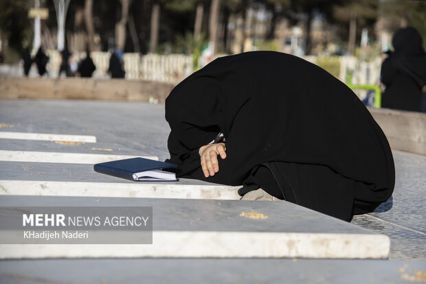 سال کی آخری جمعرات کو "گلزار شہداء" پر ایرانی عوام کی حاضری
