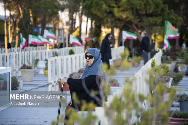 سال کی آخری جمعرات کو "گلزار شہداء" پر ایرانی عوام کی حاضری
