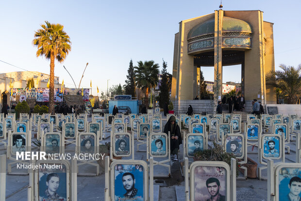 سال کی آخری جمعرات کو "گلزار شہداء" پر ایرانی عوام کی حاضری
