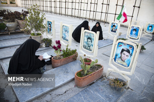 سال کی آخری جمعرات کو "گلزار شہداء" پر ایرانی عوام کی حاضری
