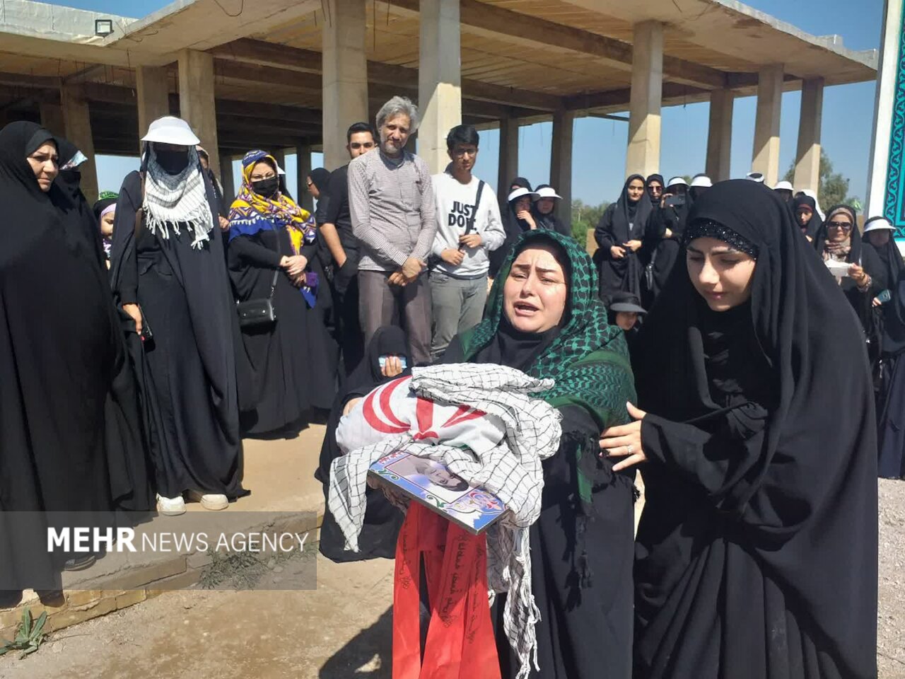 تئاتر خیابانی «اینجا مادر ایستاده» در شلمچه اجرا شد