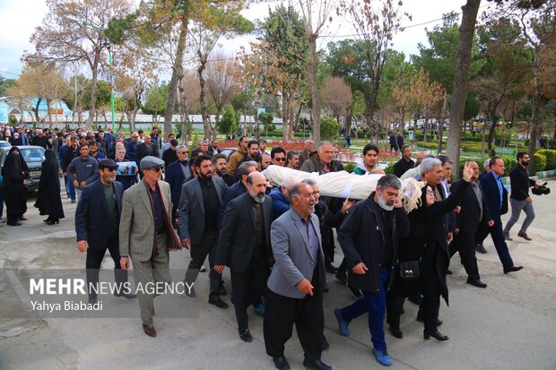 مراسم تشییع شاعر کرمانشاهی استاد «محمد جواد محبت»