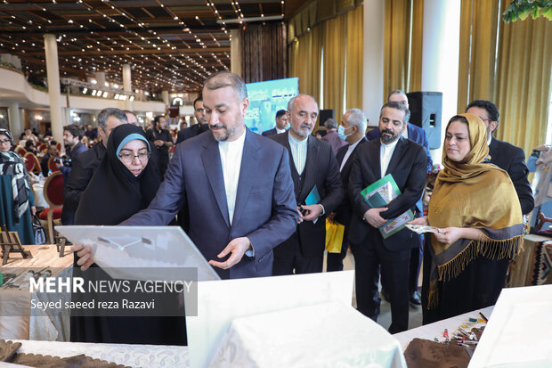 در حاشیه  مراسم جشن دیپلماتیک نوروز ۱۴۰۲ حسین امیرعبداللهیان وزیر امور خارجه  در 
 حال بازدید از نمایشگاه هنرهای دستی  است