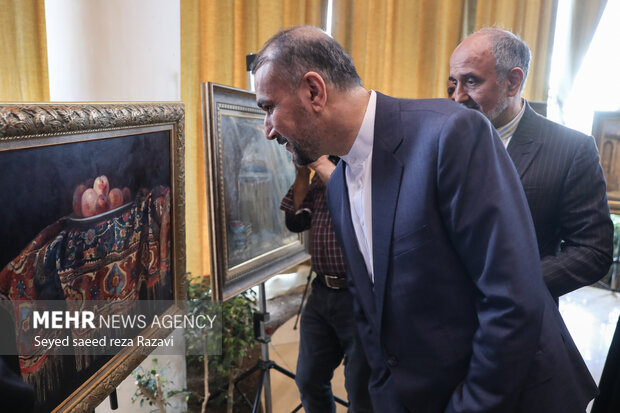 در حاشیه  مراسم جشن دیپلماتیک نوروز ۱۴۰۲ حسین امیرعبداللهیان وزیر امور خارجه  در 
 حال بازدید از نمایشگاه هنرهای دستی  است