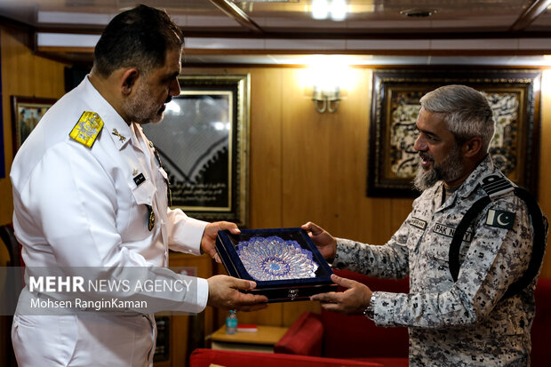 امیر دریادار شهرام ایرانی فرمانده نیروی دریایی ارتش از ناظر پاکستانی رزمایش قدردانی می کند