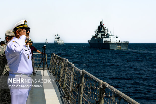 امیر دریادار شهرام ایرانی فرمانده نیروی دریایی ارتش در حال دیدن سان از یگان های رژه رونده است