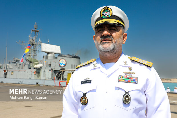 امیر دریادار شهرام ایرانی فرمانده نیروی دریایی ارتش در محل رژه حضور دارد