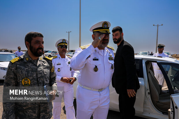 امیر دریادار شهرام ایرانی فرمانده نیروی دریایی ارتش جهت دیدن سان از یگان های رژه رونده وارد محل رژه می شود