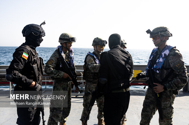 عملیات رهایی گروگان با حضور یگان‌های حاضر در رزمایش مرکب کمربند امنیت دریایی برگزار شد