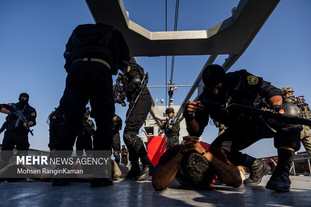 عملیات رهایی گروگان با حضور یگان‌های حاضر در رزمایش مرکب کمربند امنیت دریایی برگزار شد