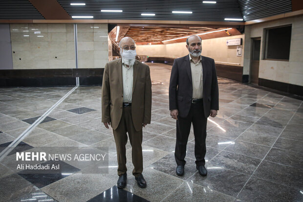 مصطفی چمران رئیس شورای شهر تهران در مراسم آغاز بهره برداری از ۵ ایستگاه خط ۷ و ۸ مترو تهران با حضور رئیس جمهور حضور دارد