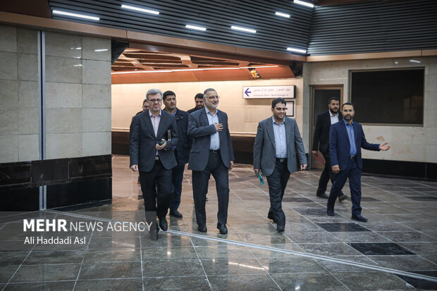 علیرضا زاکانی شهردار شهر تهران در مراسم آغاز بهره برداری از ۵ ایستگاه خط ۷ و ۸ مترو تهران با حضور رئیس جمهور حضور دارد
