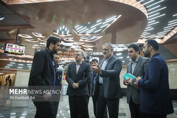 علیرضا زاکانی شهردار شهر تهران در مراسم آغاز بهره برداری از ۵ ایستگاه خط ۷ و ۸ مترو تهران با حضور رئیس جمهور حضور دارد