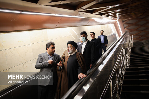 حجت الاسلام سید ابراهیم رئیسی رئیس جمهور در مراسم آغاز بهره برداری از ۵ ایستگاه خط ۷ و ۸ مترو تهران حضور دارد