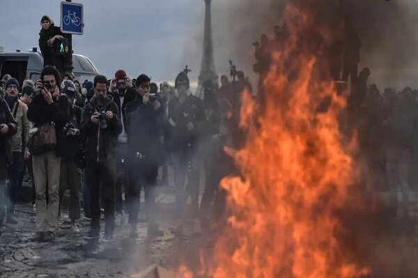 طالب المحتجون في فرنسا بانسحاب فرنسا من صور الناتو +