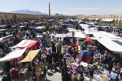 بازارچه دستفروش‌ها در میدان امام علی(ع)