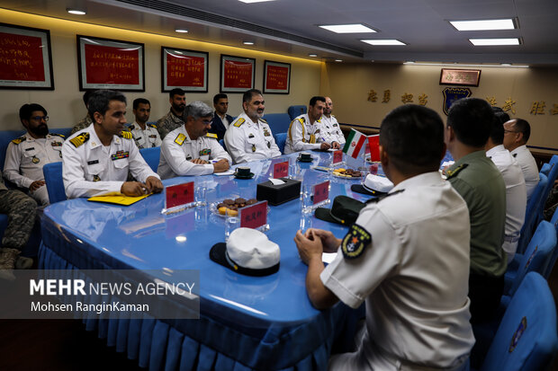 امیر ایرانی فرمانده نیروی دریایی ارتش از ناوهای چین و روسیه شرکت‌کننده در رزمایش مرکب کمربند امنیت دریایی بازدید کرد