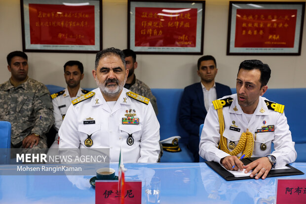 امیر ایرانی فرمانده نیروی دریایی ارتش از ناوهای چین و روسیه شرکت‌کننده در رزمایش مرکب کمربند امنیت دریایی بازدید کرد