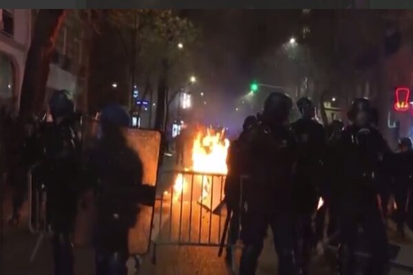 VIDEO: Paris police, protesters clash for third night