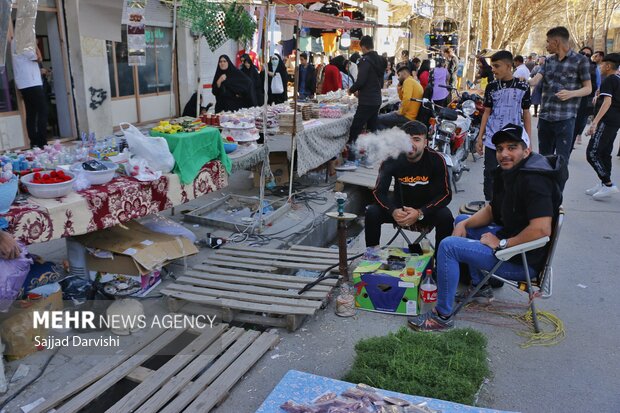 خرم آباد کے بازار میں عید نوروز کی مناسبت سے اشیاء کی خرید و فروش
