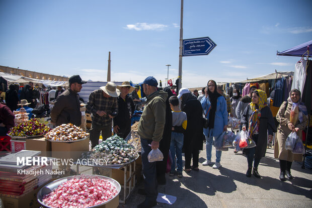 بازارچه دستفروش ها در میدان امام علی (ع) اصفهان