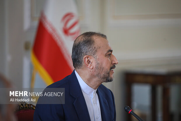 حسین امیر عبداللهیان وزیر امور خارجه ایران در آخرین نشست خبری وزیر امور خارجه در سال ۱۴۰۱ حضور دارد