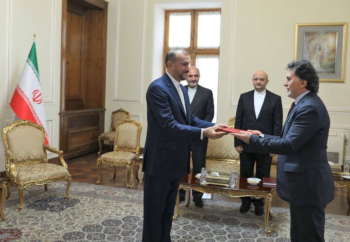 سفیر جدید ترکیه رونوشت استوارنامه خود را تسلیم امیرعبداللهیان کرد سفیر جدید ترکیه رونوشت استوارنامه خود را تسلیم امیرعبداللهیان کرد