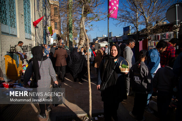 قزوین میں عید نوروز کی مناسبت سے بازار میں عوام کا رش
