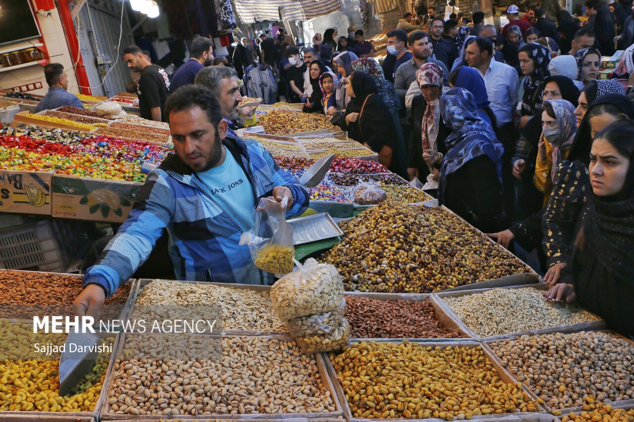 خرم آباد کے بازار میں عید نوروز کی مناسبت سے اشیاء کی خرید و فروش