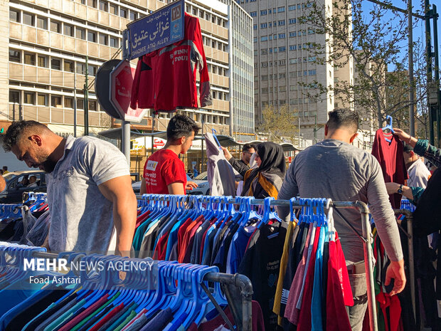 تنها چند ساعت به پایان آخرین روز سال و آغاز سال ۱۴۰۲ مانده است اما همچنان مردم تهران در خیابان ولیعصر مشغول خرید پوشاک و مایحتاج خود هستند
