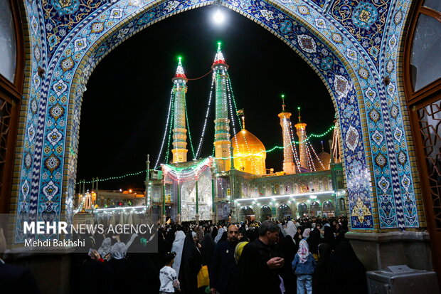 مجاوران و مسافران نوروزی در حرم بانوی کرامت سال خود راتحویل کردند