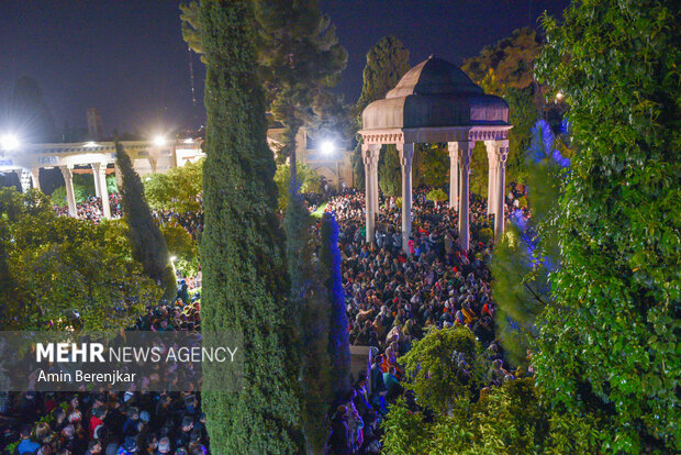 Iranians celebrate Nowruz at tomb of Hafez Shirazi
