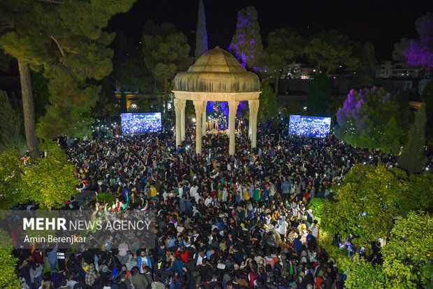 Iranians celebrate Nowruz at tomb of Hafez Shirazi
